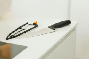 FISKARS NÓŻ SZEFA KUCHNI W POKROWCU 20cm FUNCTIONAL FORM